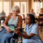 Femme bénéficiaire de l'aide sociale à l'hébegement (ASH) assise dans une maison de retraite et parlant avec l'aide-soignante