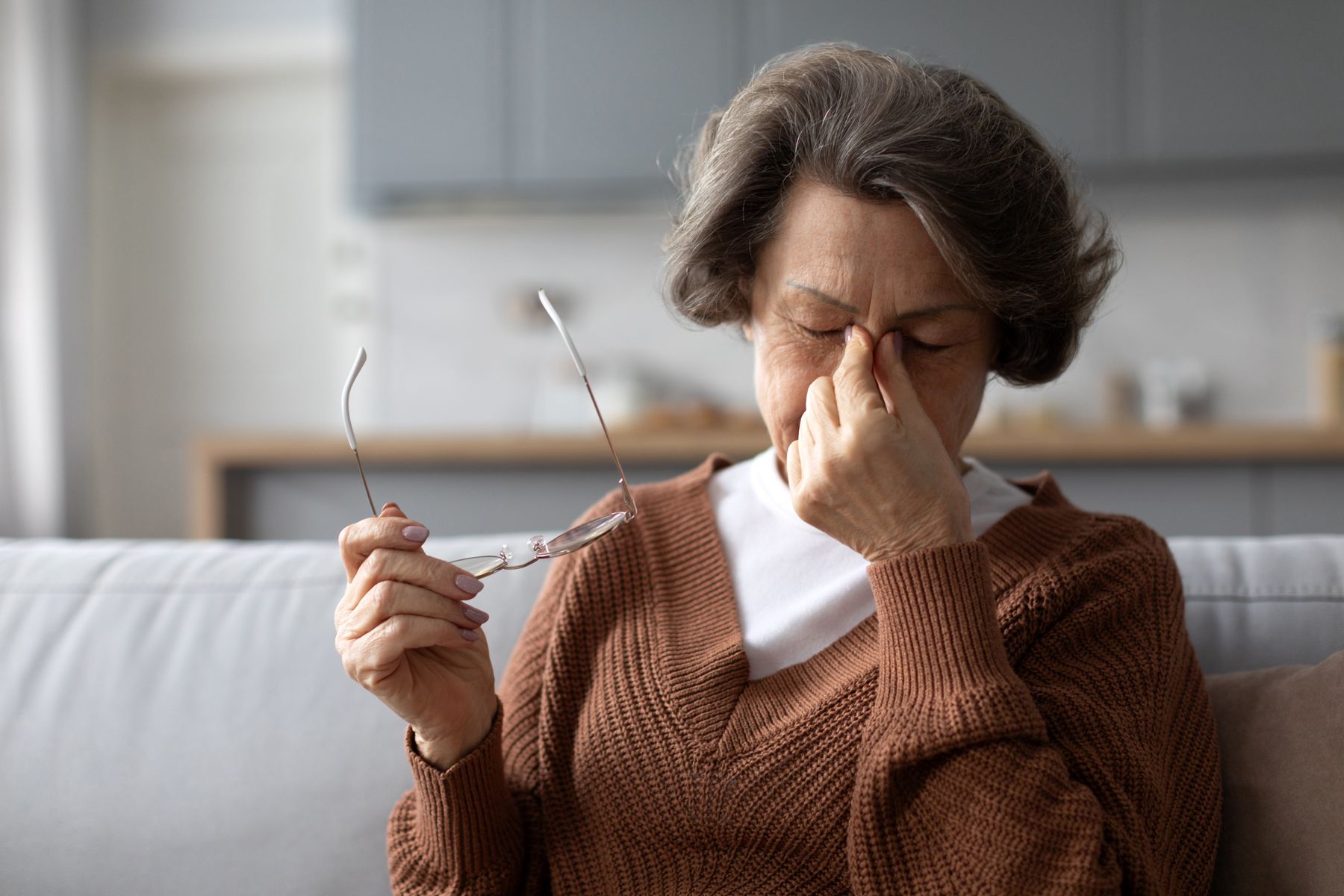 Femme âgée atteinte de fatigue visuel, symptome potentiel de DMLA