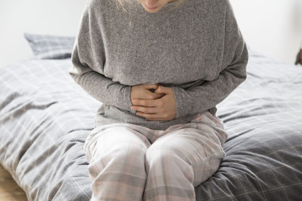 senior souffrant de maux de ventre, un symptome de la diverticulite 