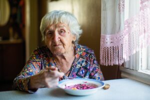 La dysphagie chez les seniors : comment prendre soin d'un proche qui avale souvent de travers ?