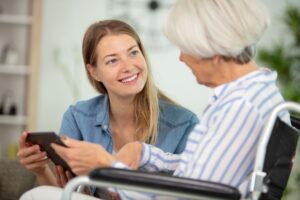 5 dispositifs de géolocalisation indispensables pour veiller sur votre parent âgé : avantages et inconvénients