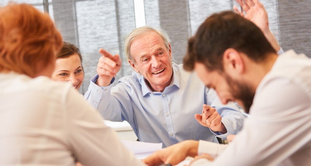 personne atteinte par la maladie d'Alzheimer précoce avec ses collègues