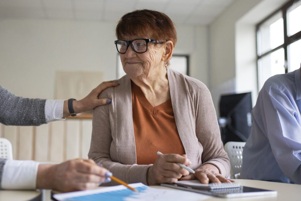 femme âgée avec un assistant de l'aide sociale