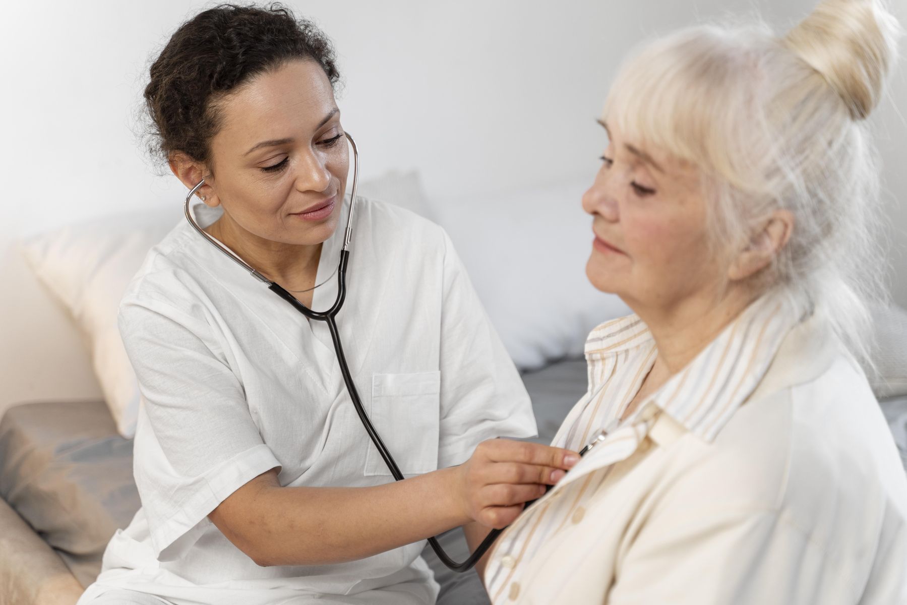 Hospitalisation d'une personne âgée : guide complet