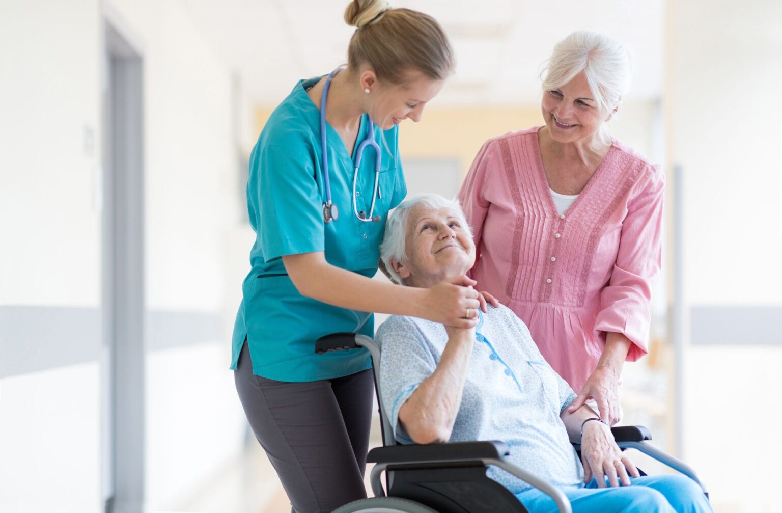 Hospitalisation d'une personne âgée : guide complet