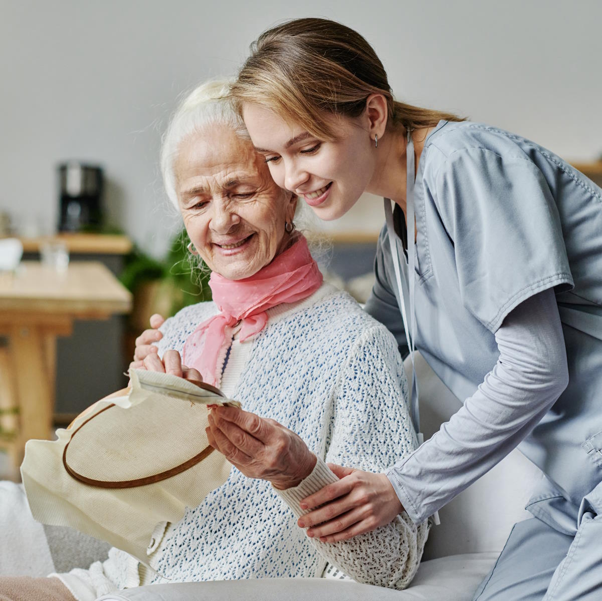 Animation pour seniors à domicile : prix, atouts, démarches