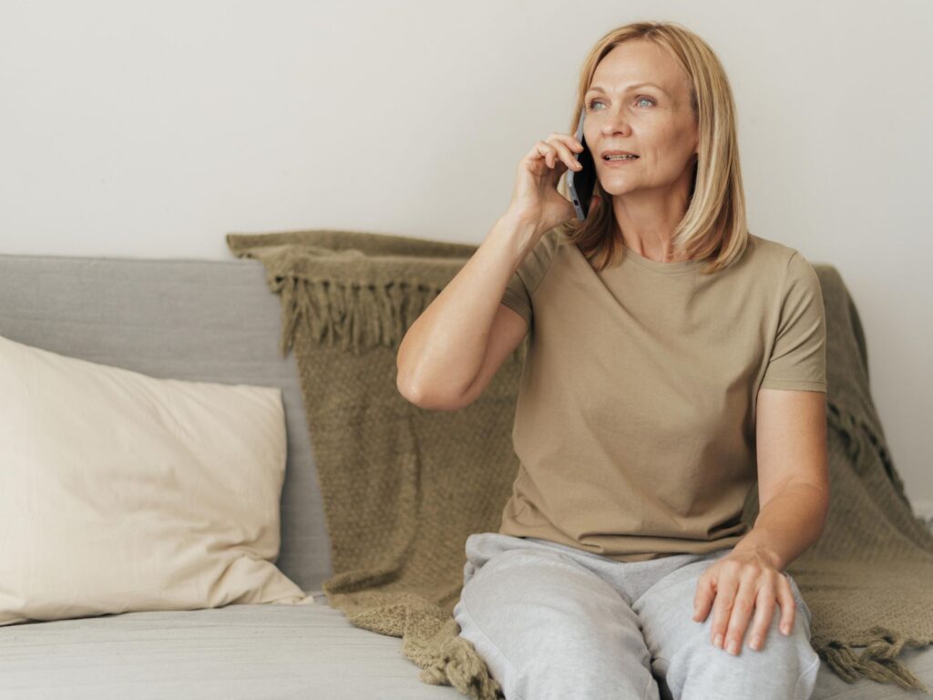 senior appelant les services sociaux de son département