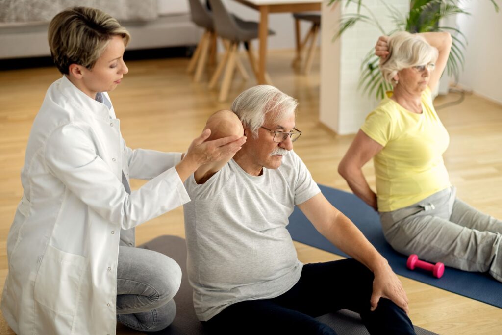 seniors pratiquant la gym douce