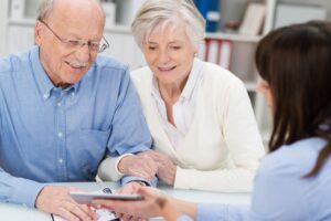 Comment organiser un séjour temporaire en maison de retraite ?