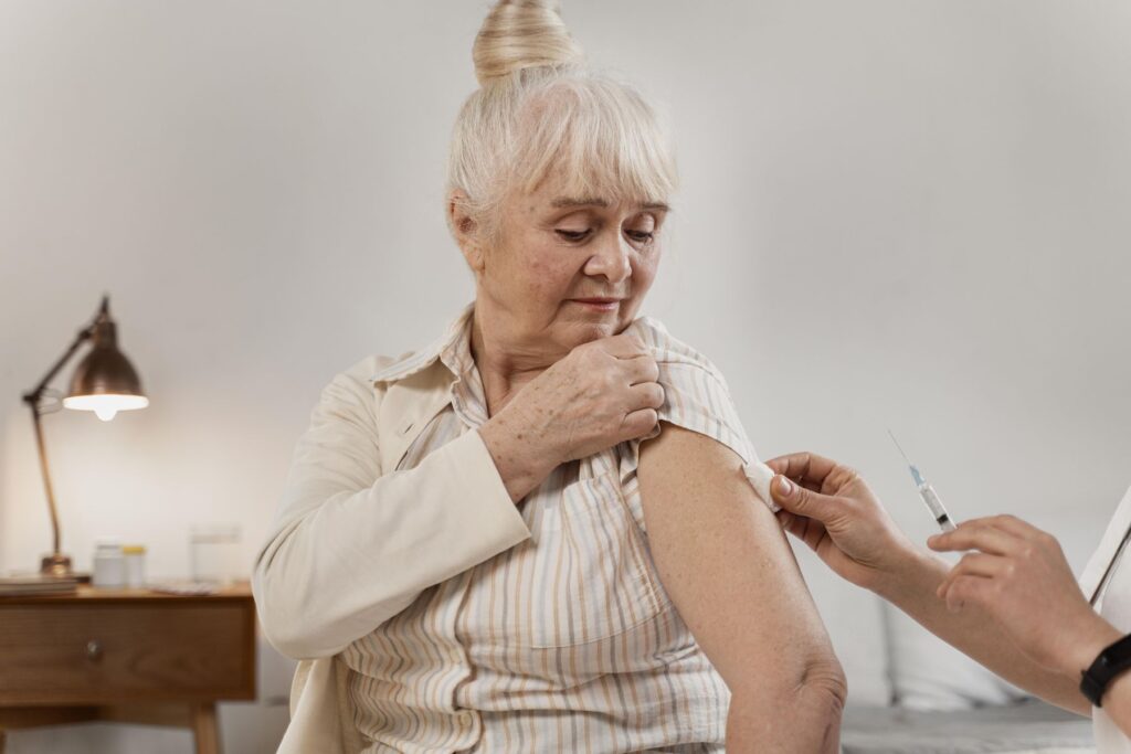 vaccination d'une femme senior contre la grippe
