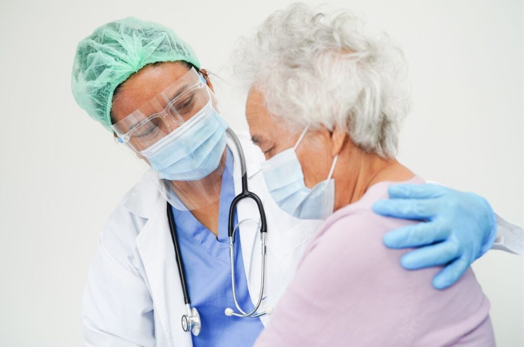 protection d'une personne âgée face à l'épidémie de grippe 