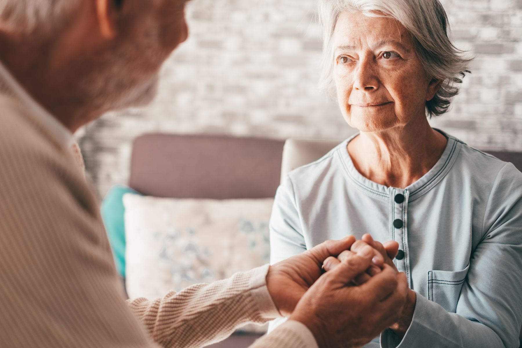 Comment aider un proche âgé à faire face à un cancer des os