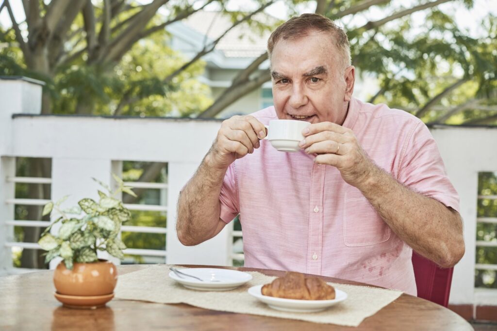 senior dépendant pour manger ses repas