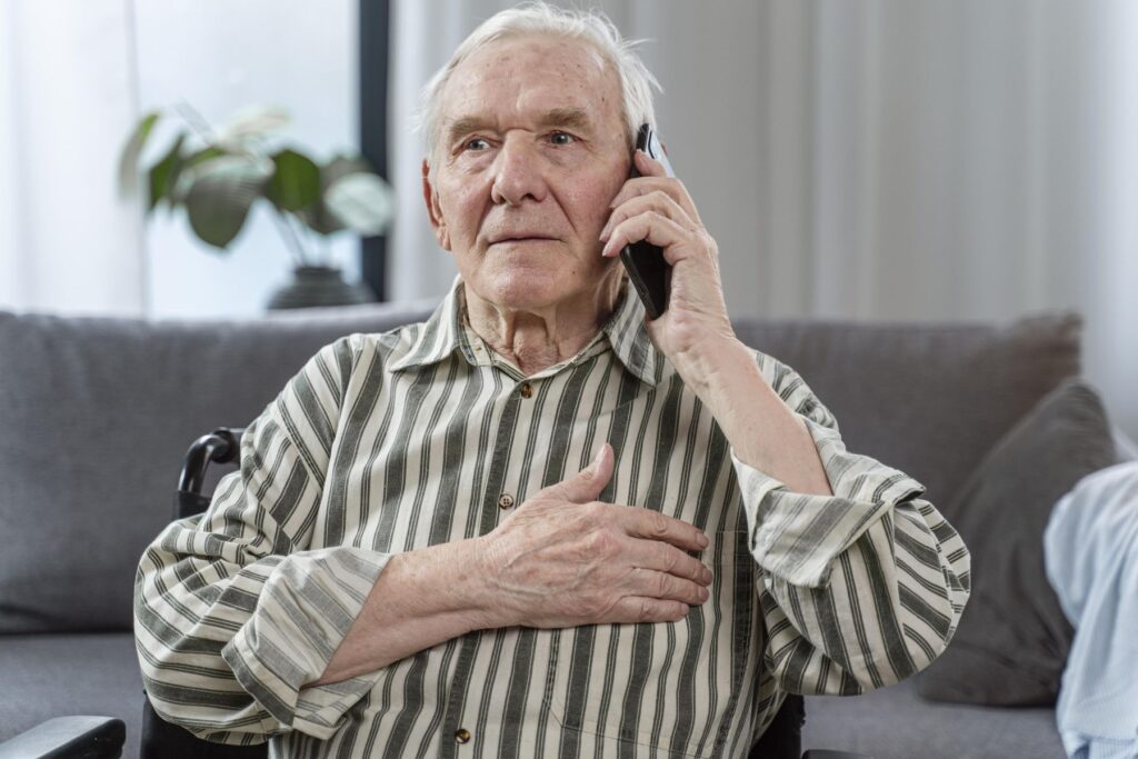 homme senior appelant les secours pour un AVC