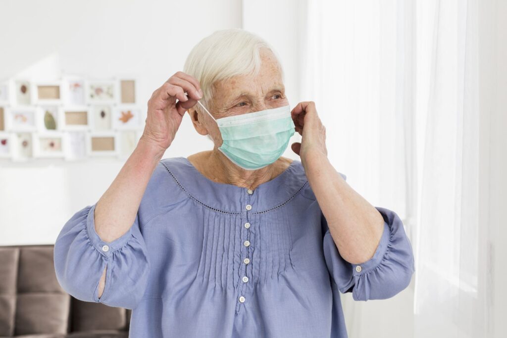 femme senior se protégeant des virus en portant un masque