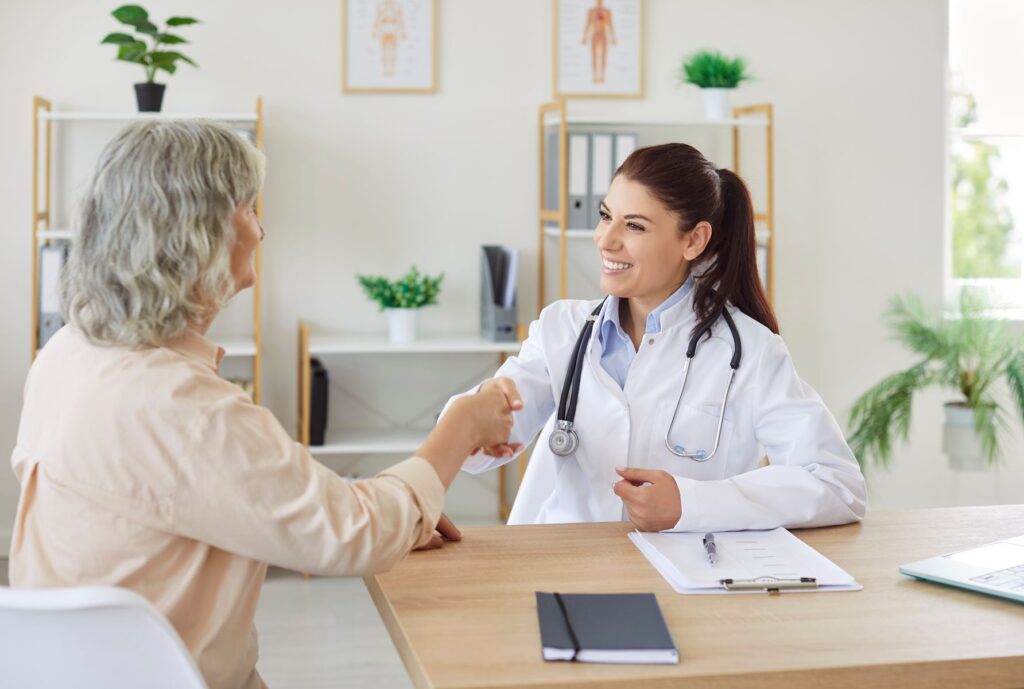 senior avec une conseillère du CCAS de Montpellier