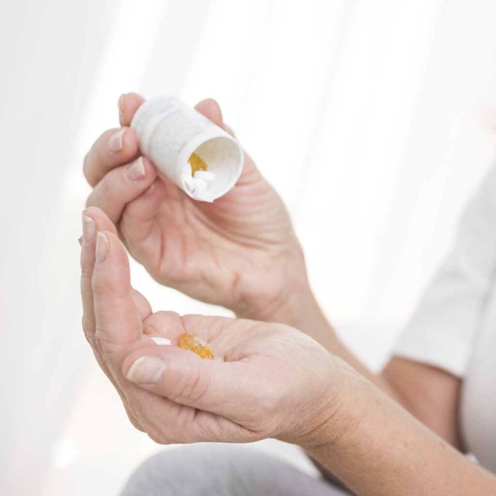 senior prenant des médicaments pour une maladie auto-immune