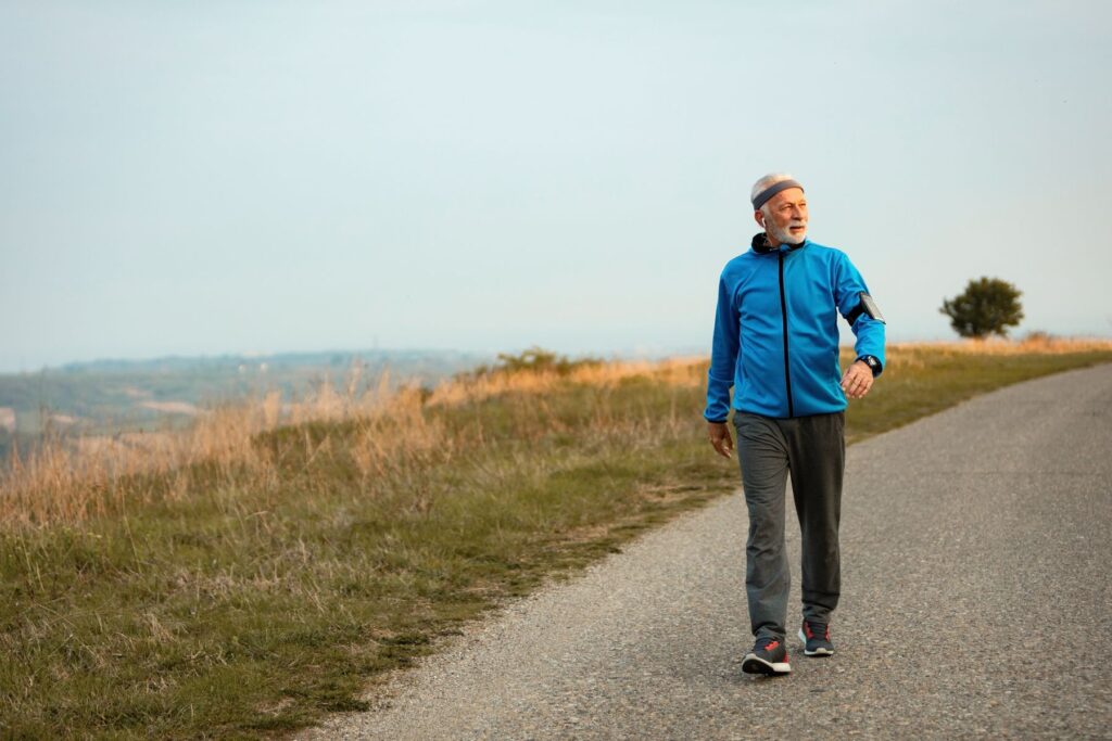 senior faisant une promenade quotidienne pour se maintenir en forme