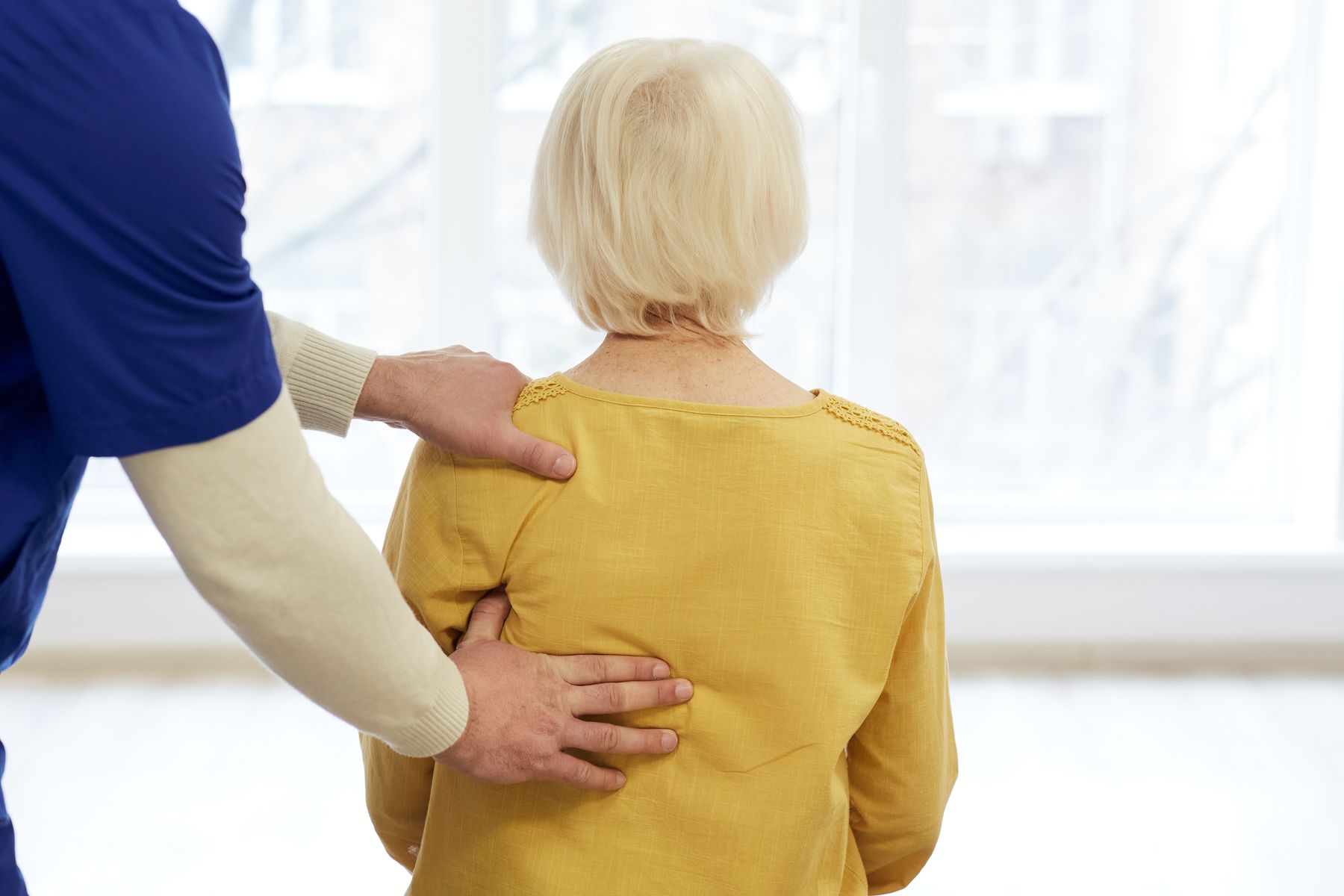 Qu’est-ce que la camptocormie et comment la distinguer d’un dos roulé par l'âge