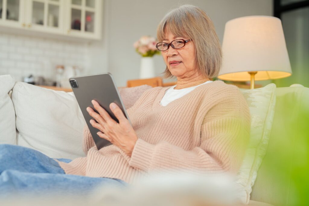 femme senior dans un canapé adapté