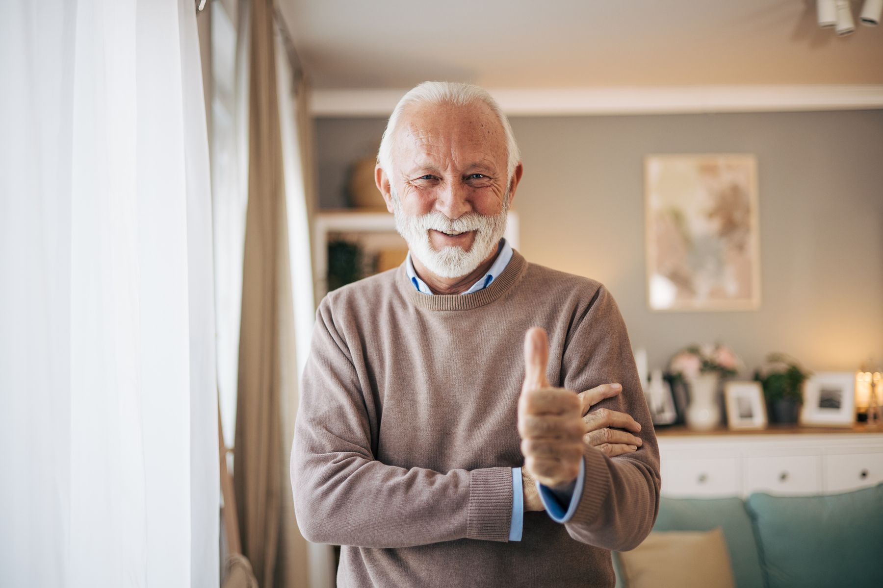 Homme âgé concerné par l'adaptation d'une douche pour senior