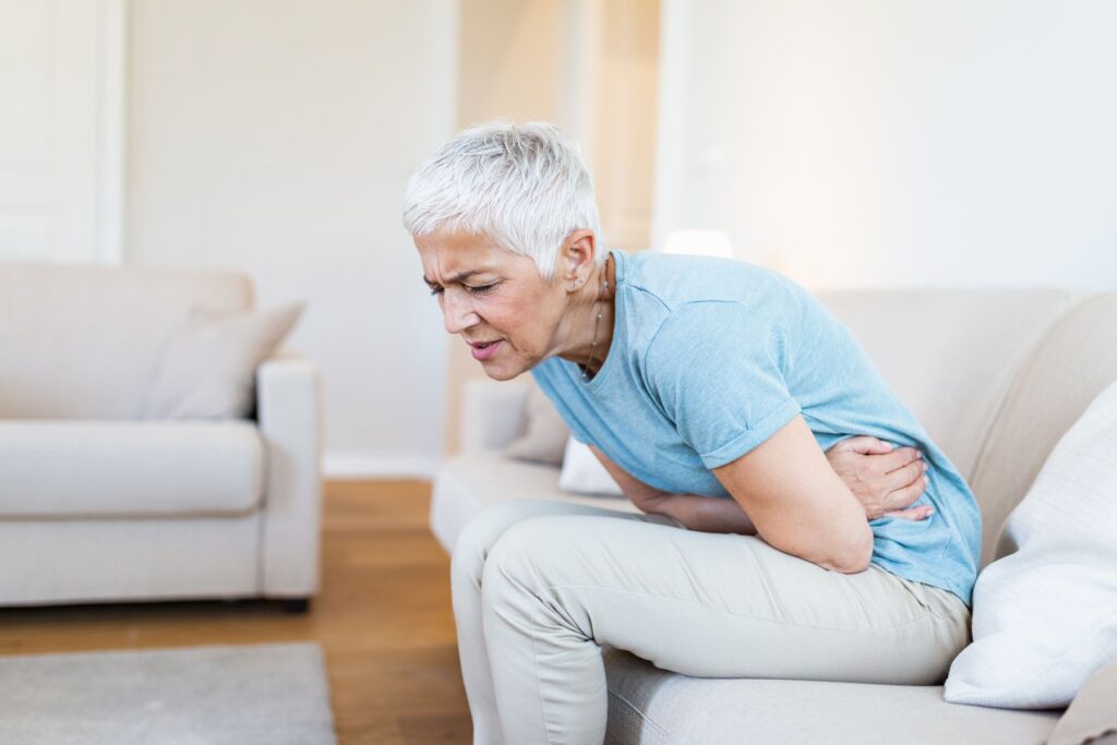 femme senior présentant les signes d'un infarctus de l'intestin