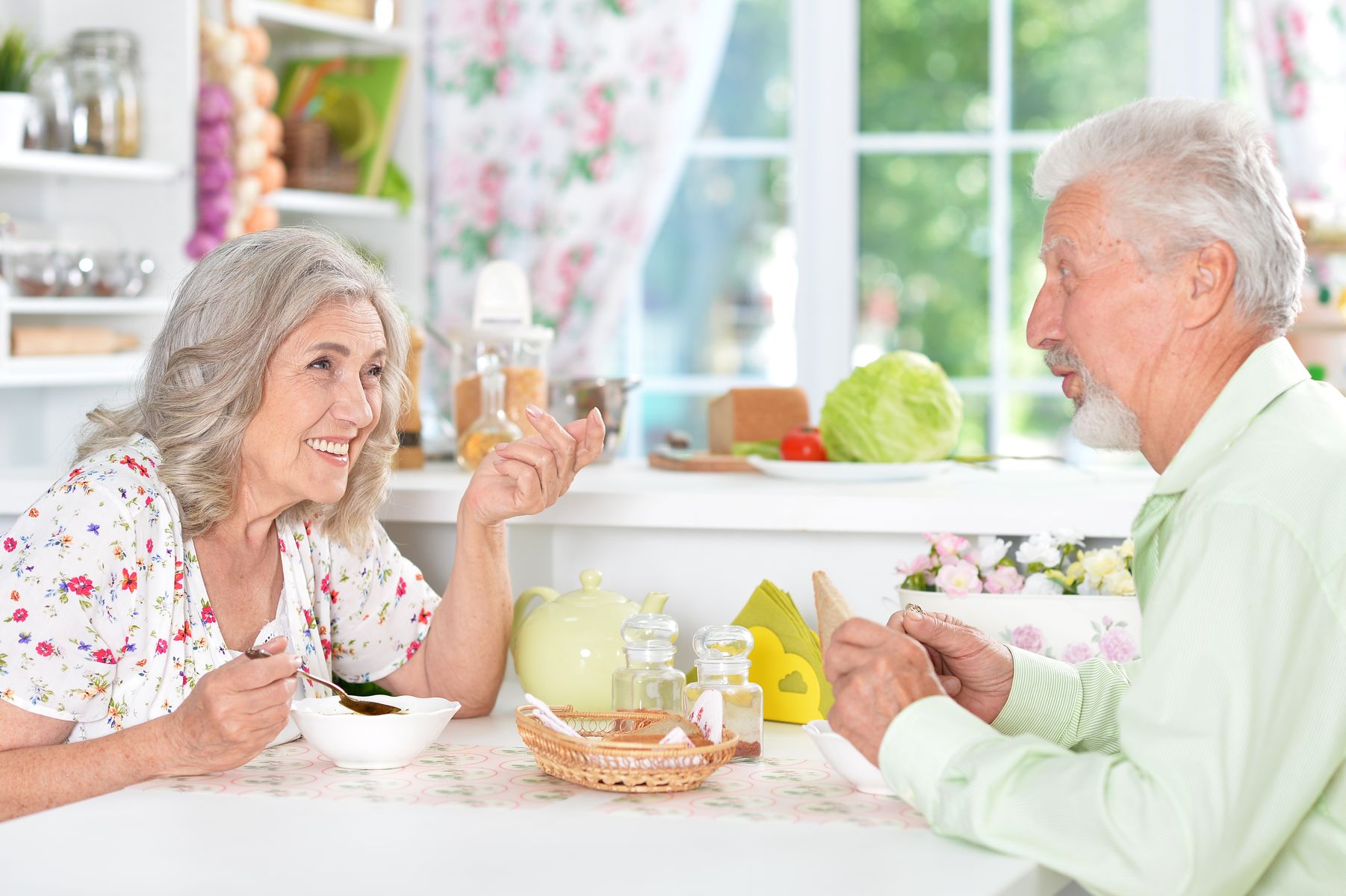 Top 5 des aliments à risque pour les personnes âgées dépendantes