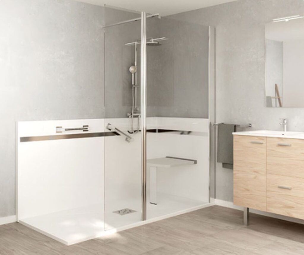 Exemple de douche à l'italienne adaptée aux seniors