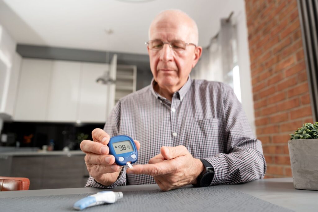 homme senior atteint de diabète mesurant son taux de glycémie