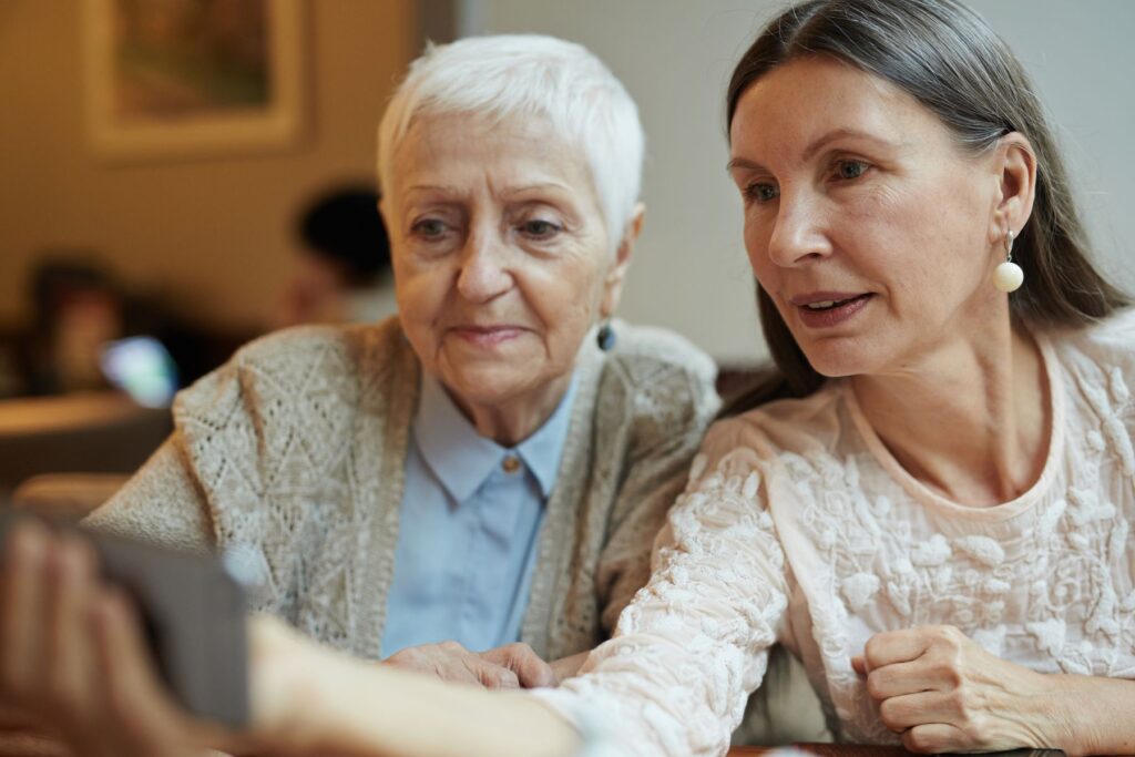 aidante organisant l'aide à domicile pour son parent dépendant