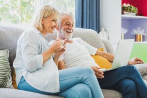 Téléassistance senior : 5 conseils pour obtenir le meilleur rapport qualité-prix