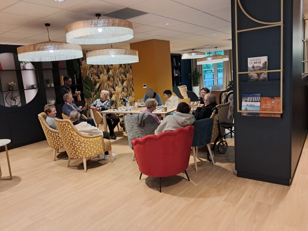 Pïèce de vie avec des seniors et des étudiants