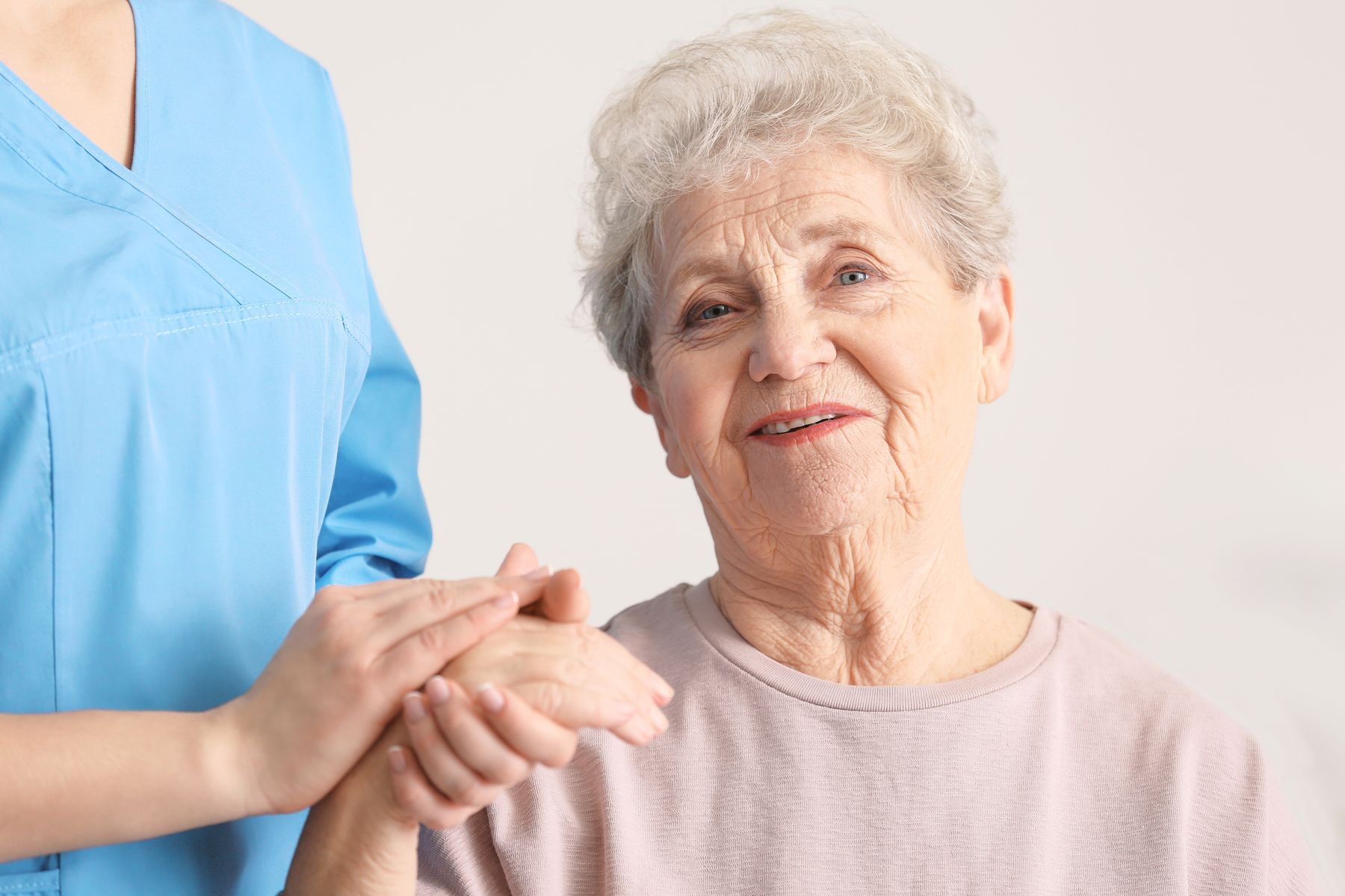 5 signes précoces d’insuffisance rénale chez les seniors que surveiller naturellement