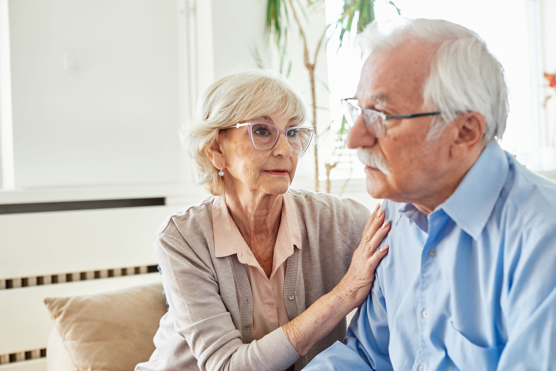 6 signes qu’une personne âgée va mal émotionnellement… mais fait tout pour le cacher