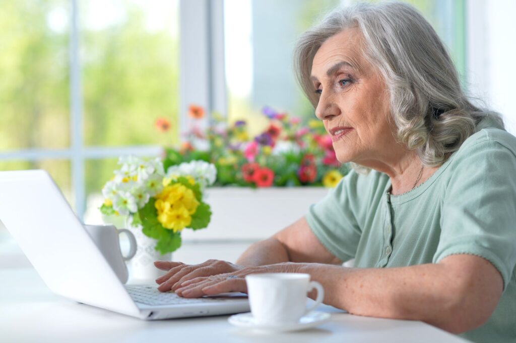 senior préparant un dossier d'admission en accueil temporaire en EHPAD