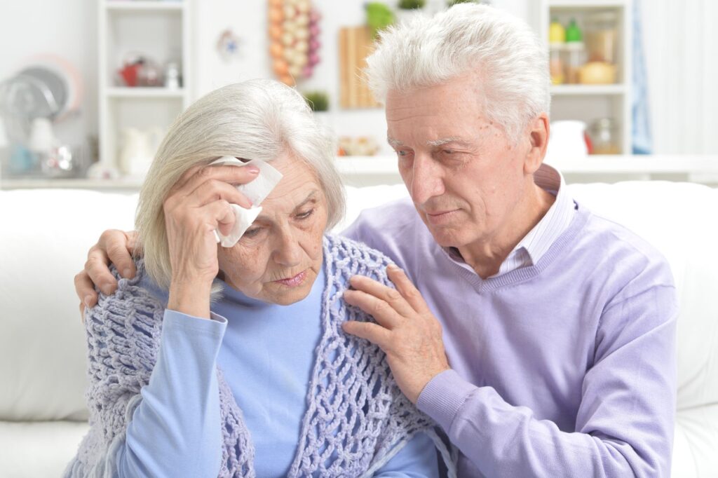 femme senior atteinte de la maladie d'Alzheimer ne reconnaissant plus son mari