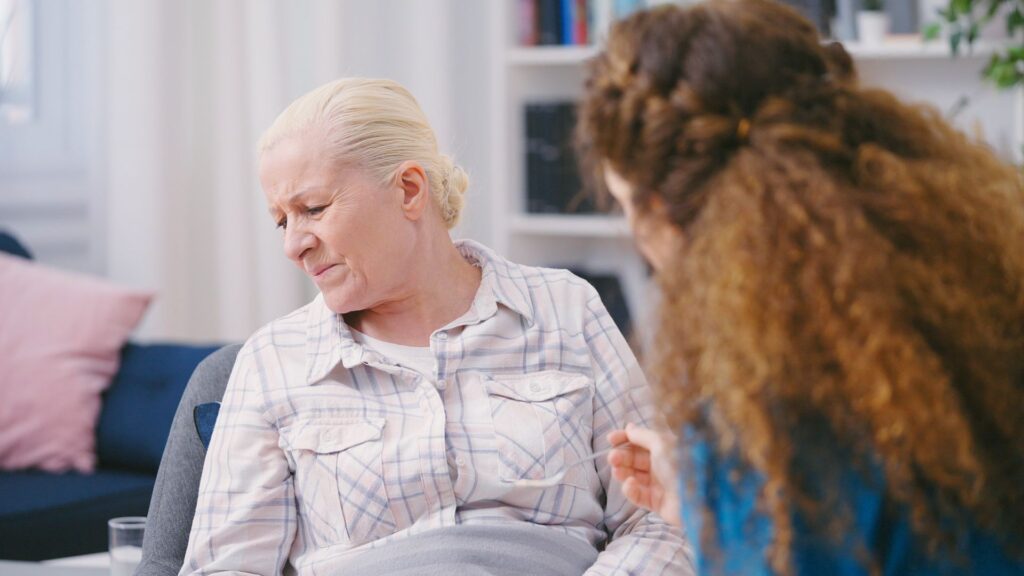 femme senior atteinte d'Alzheimer et de dysphagie