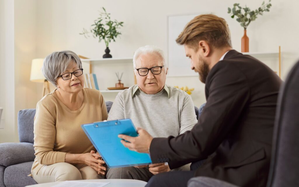 couple de seniors découvrant des erreurs dans leur chèque