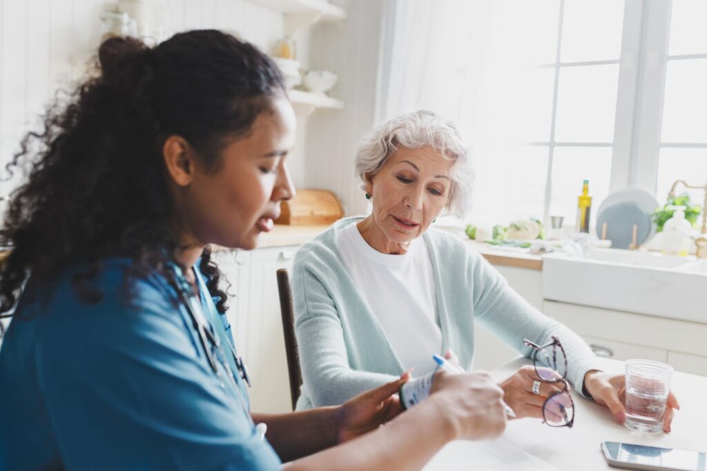 senior prenant des médicaments pour dormir