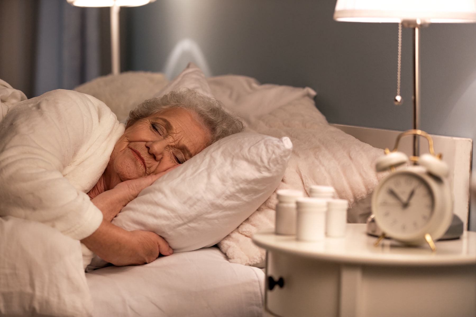 Comment empêcher ma mère de tomber quand elle se lève la nuit Les gestes simples qui évitent les chutes nocturnes chez les seniors