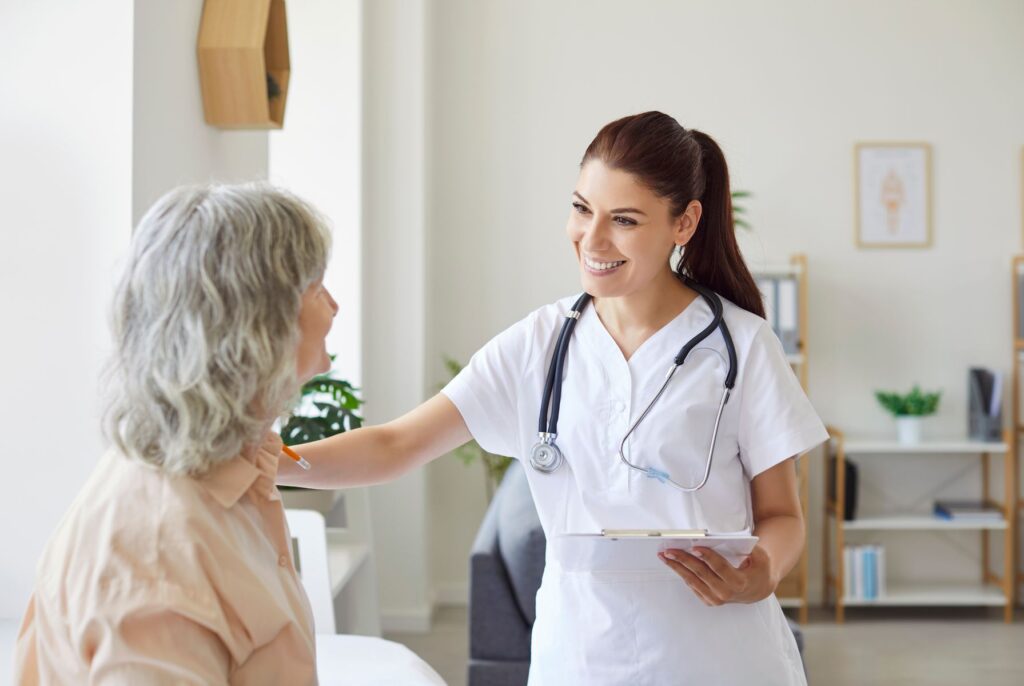 femme senior découvrant les étapes du recueil urinaire pour le test de créatinine urinaire