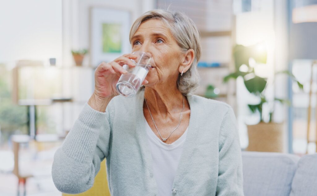 femme senior buvant 1 litre d'eau par jour