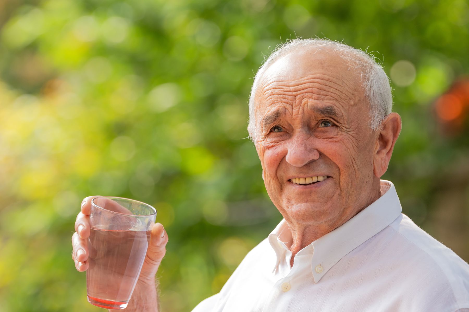 Déshydratation des personnes âgées les signes à connaître pour intervenir à temps