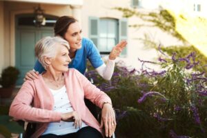 Déshydratation, tension basse, AVC sous la chaleur : le guide de survie pour seniors et aidants cet été