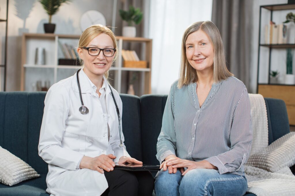 assistante sociale aidant une femme senior pour son dossier EHPAD