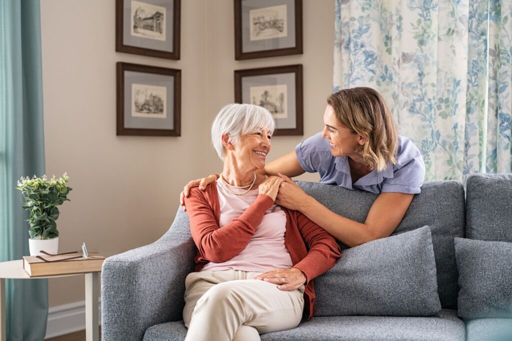 femme senior recevant de la visite en unité Alzheimer