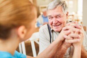 Faut-il rendre visite dans une unité Alzheimer ? Ce qu’il faut savoir avant de se déplacer