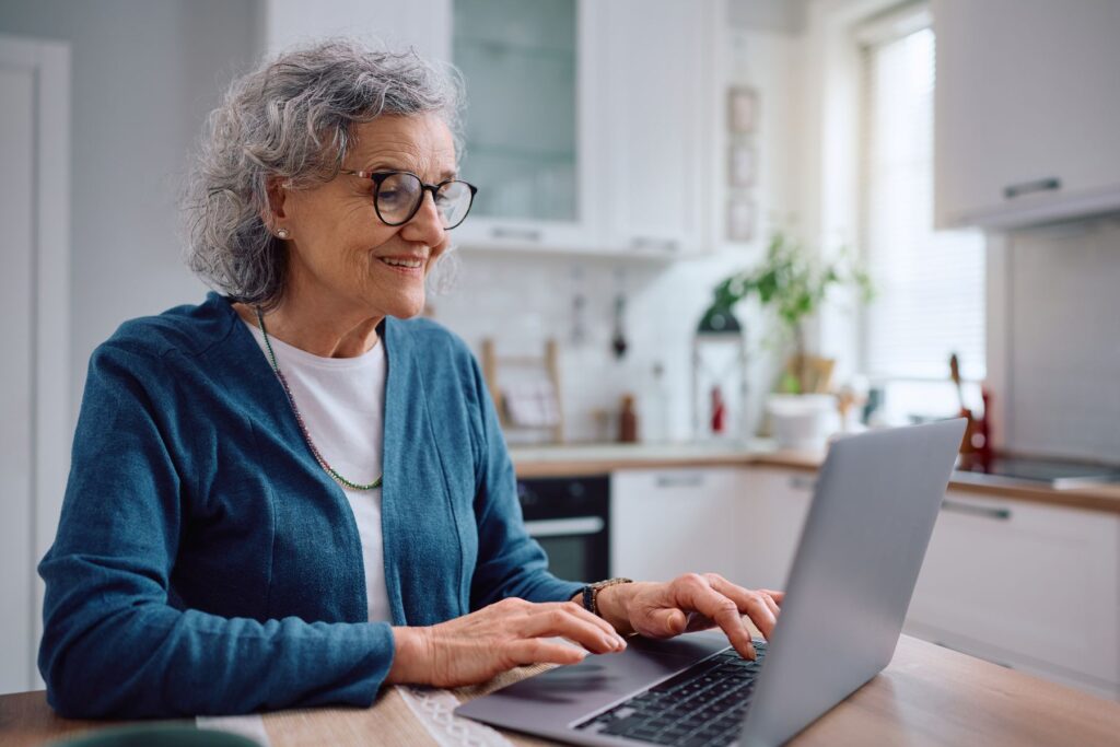 femme senior cherchant des informations sur les résidences pour seniors autonomes