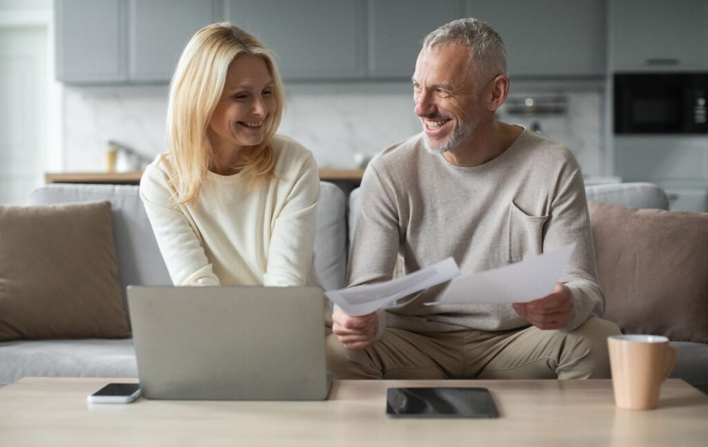 couple de seniors rangeant les papiers d'un proche atteint de démence