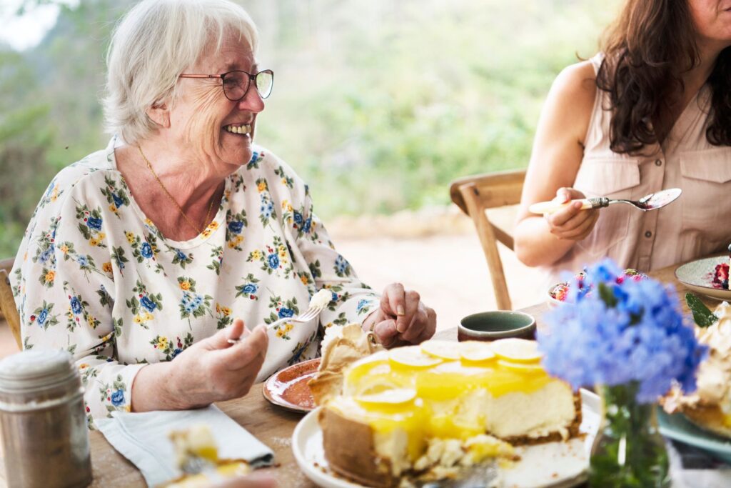 femme senior ayant des troubles de déglutition après un AVC